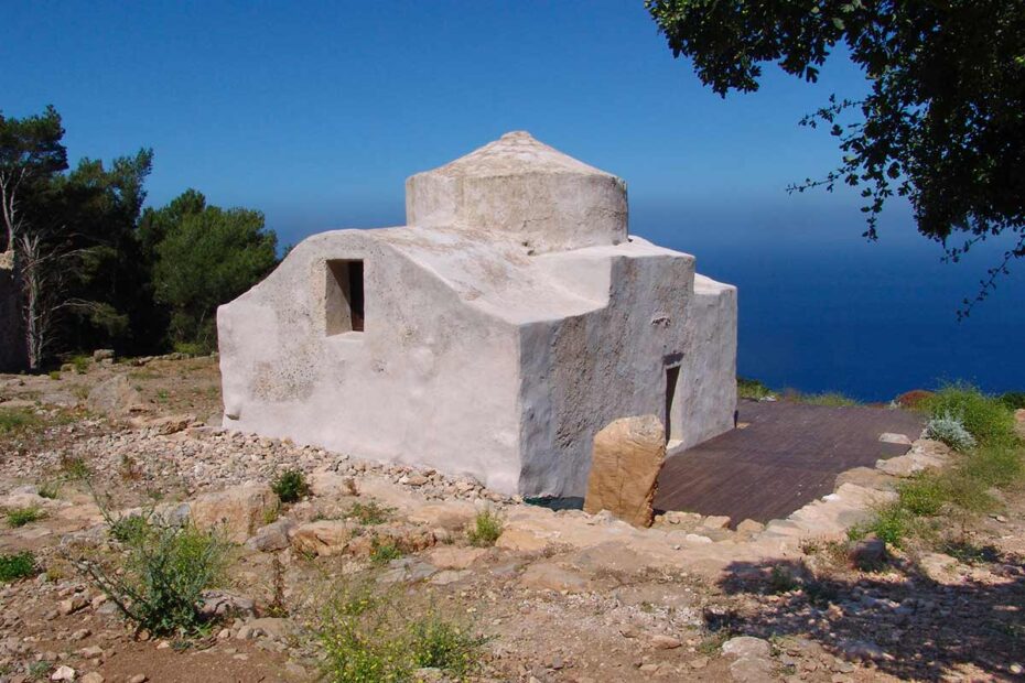 Chiesetta bizantina nell'area archeologica delle Case Romane sull'isola di Marettimo. Nello sfondo il mare