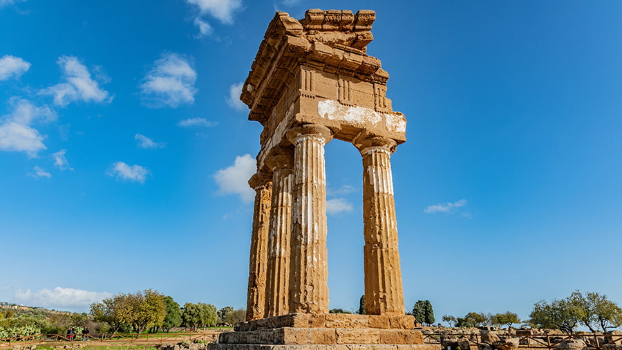 Le rovine del Tempio di Castore e Polluce nella Valle dei Templi di Agrigento