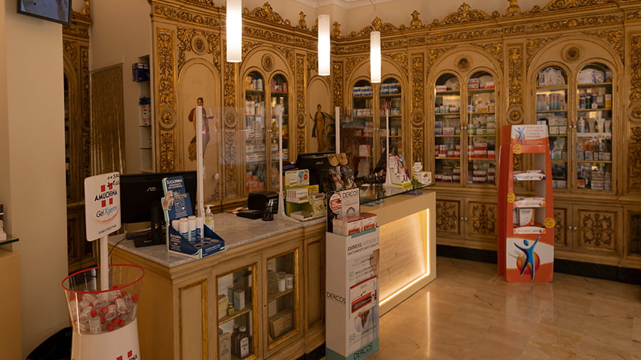 L'interno dell'Antica Farmacia Cirincione di Cefalù