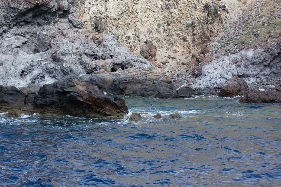 La Piscina di Venere sull'isola di Vulcano fotografata dalla spiaggia