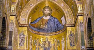 Immagine dell'abside del Duomo di Monreale con il mosaico dorato di Cristo